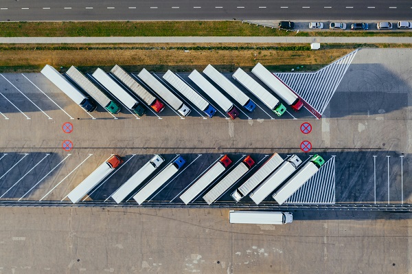 Eine Kolone LKW an der deutsch-schweizerischen Grenze.