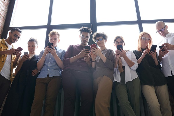 Eine Gruppe von Erwachsene mit Smartphone dienen als Zielgruppe